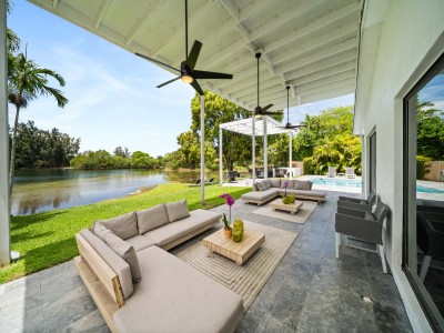 Marina Villa, Private lakefront property