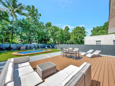 Modern Luxury Miami Villa – 4BR Retreat